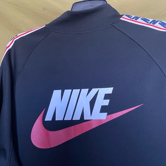 ✅ NIKE AUTHENTIC UNISEX LONG JACKET WITH N DESIGN ON SLEEVES ♥️ - Picture 3 of 13